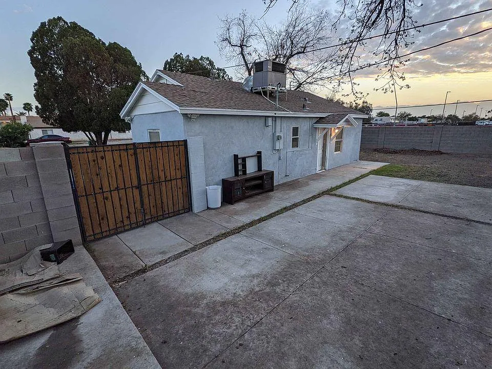 1154 W 2nd Pl — Photo 4