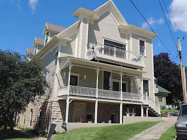 61 N 3 St, IA 52151