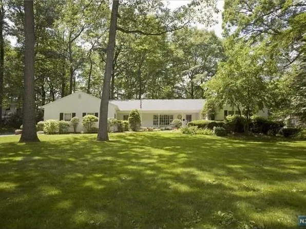 338 W Shore Dr, Wyckoff, NJ 07481