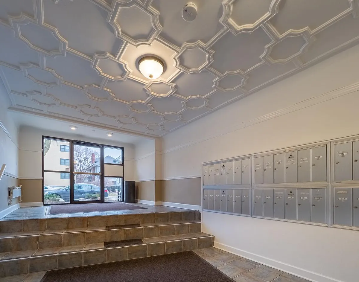 Building Photo - 1257 West Lunt Ave