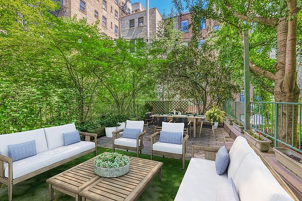 1st image of 31 W 82nd St