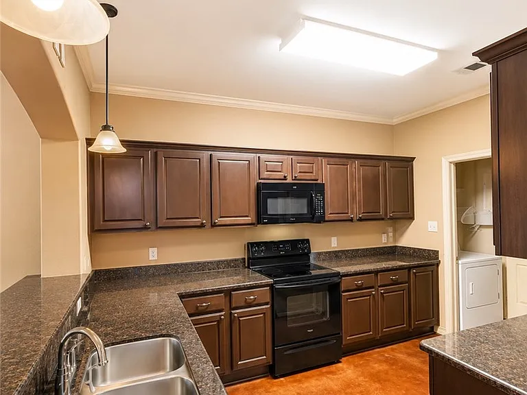 3309 Airborne Ave — Photo 3