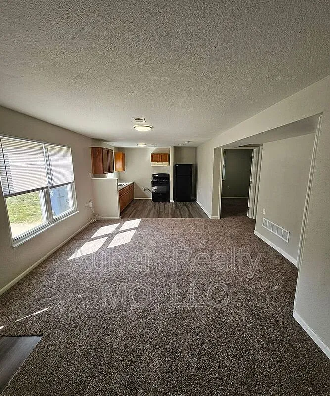 2 bed, 1.0 bath, 1000 sqft, $995 — Photo 2