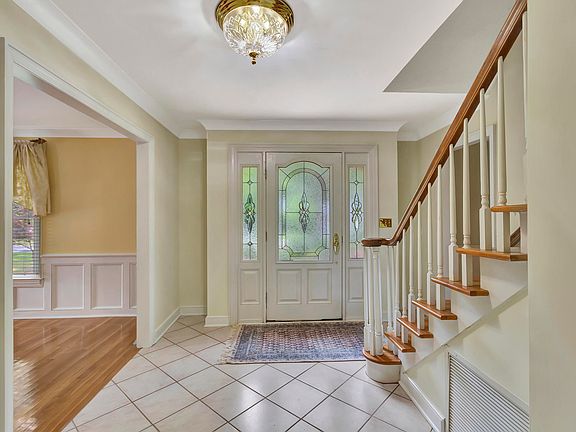 3rd image of 211 Lakeview Dr
