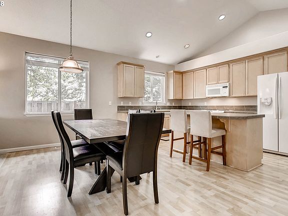 3rd image of 302 SE 37th Ave