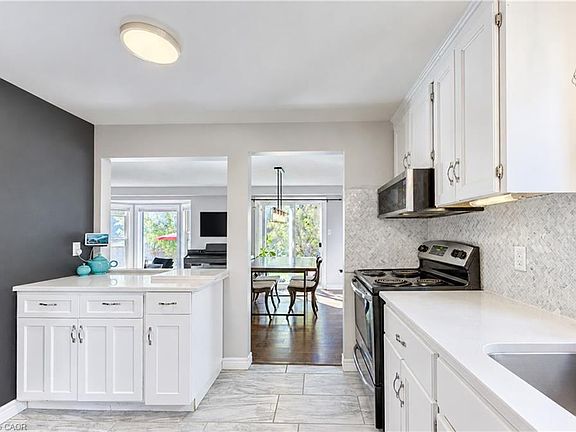 4th image of 527B Rosemeadow Cres