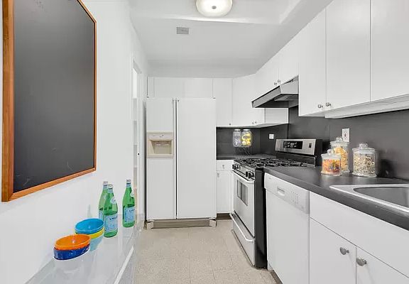2nd image of 118 E 60th St APT 3A