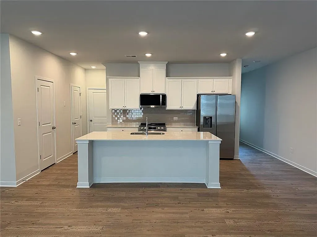 Building Photo - 5251 Canberra Dr