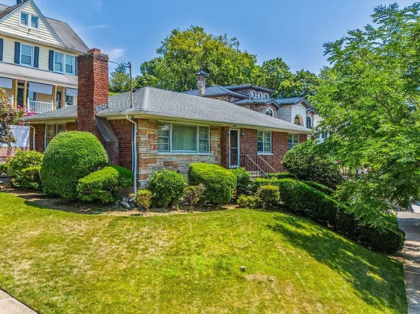 3905 Douglaston Pkwy, Douglaston, NY 11363