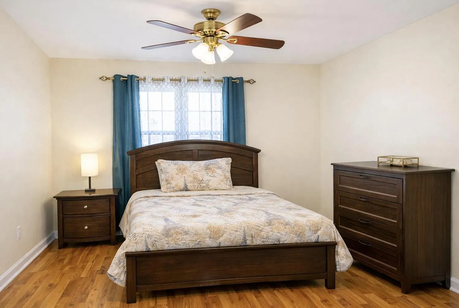4 bed, 2.5 bath, 1390 sqft, $832 — Photo 3