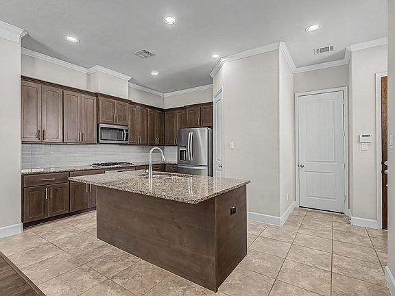 5th image of 829 W 20th St
