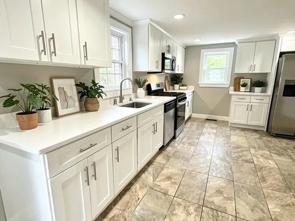 14 Elm Ave, Holbrook, MA 02343