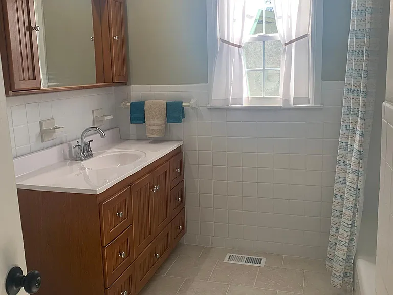 Hall bathroom shared by 2 bedrooms