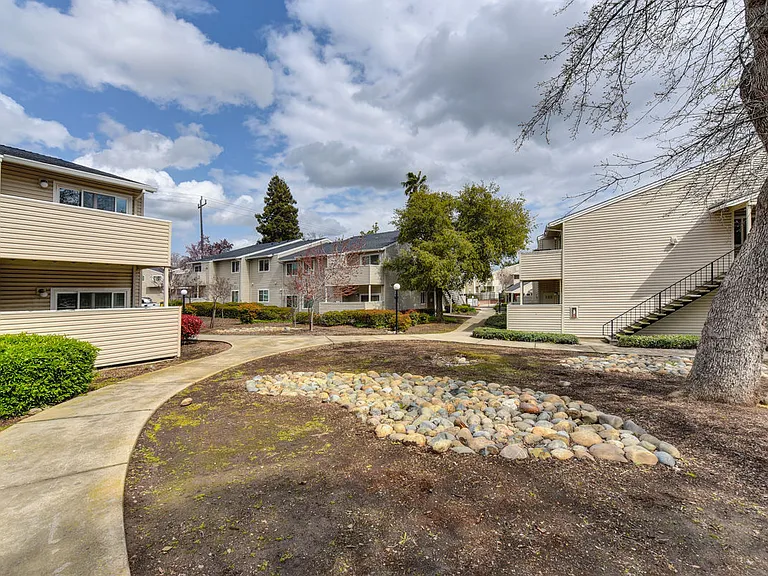 Pepperwood Knoll Apartments — Photo 11