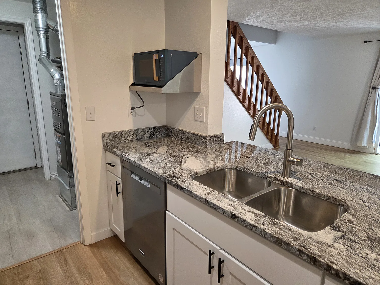 3 bed, 2.5 bath, 1464 sqft, $2,800 — Photo 2