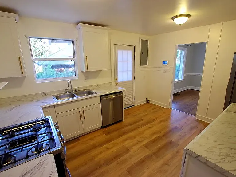 2606 School Ave — Photo 6
