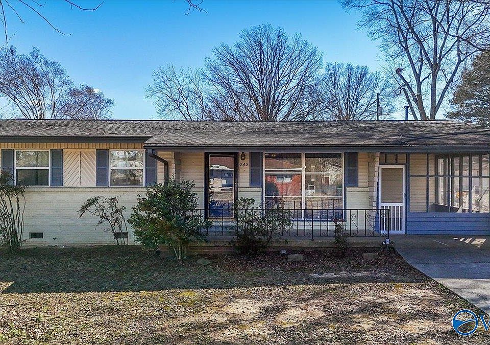 1st image of 742 Williams St SW