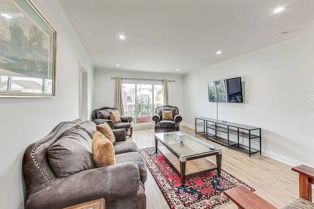 3 bed, 1000 sqft, $5,650 — Photo 4