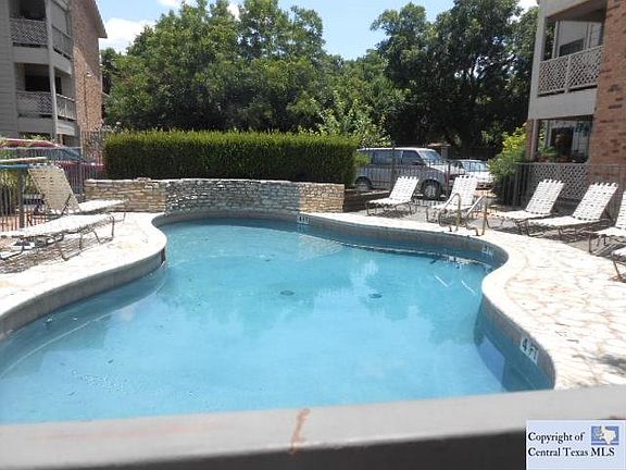 3rd image of 421 W San Antonio St