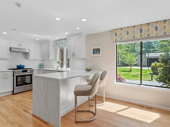 154 Chestnut Cir #154, Lincoln, MA 01773