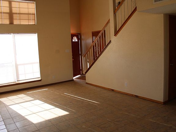 4th image of 704 Springfire Dr