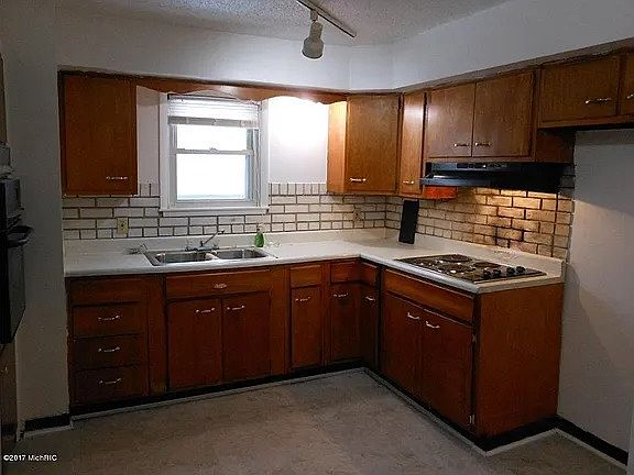4th image of 2136 Sanford St