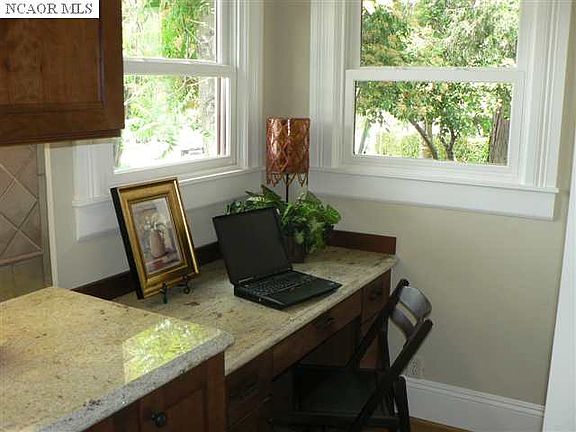 Writing nook in kitchen