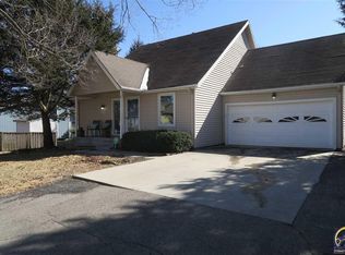 3325 SW 37th St, Topeka, KS 66614