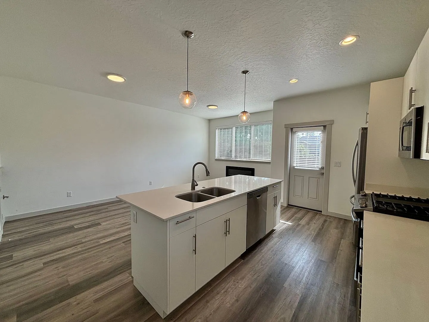 Beautiful, Quiet Townhome In Nw Redmond! — Photo 3