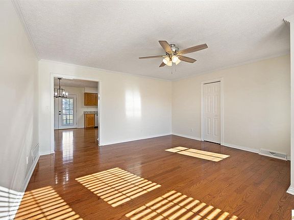 5th image of 204 Pineview Loop