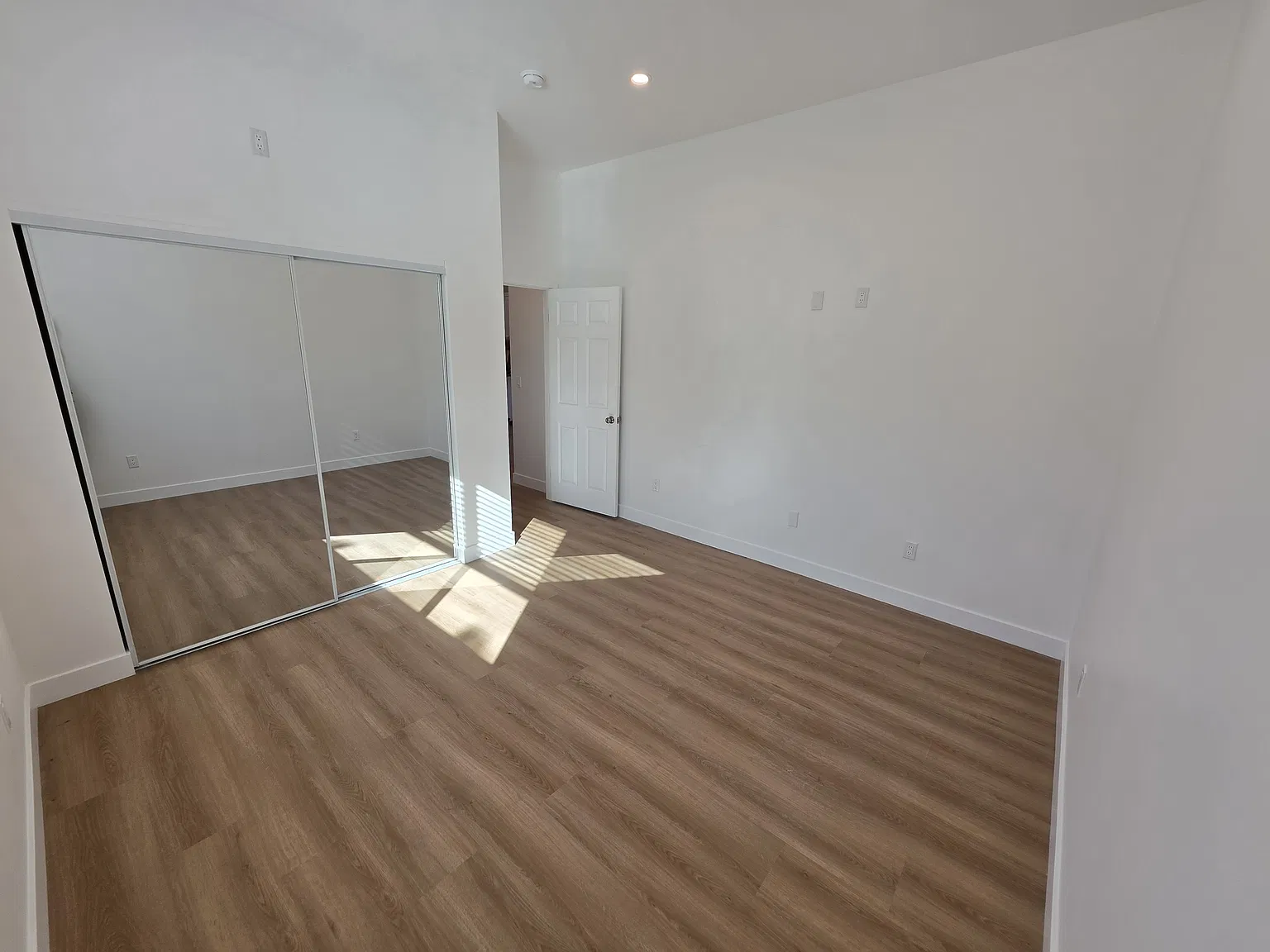 2 bed, 1000 sqft, $3,500 — Photo 4