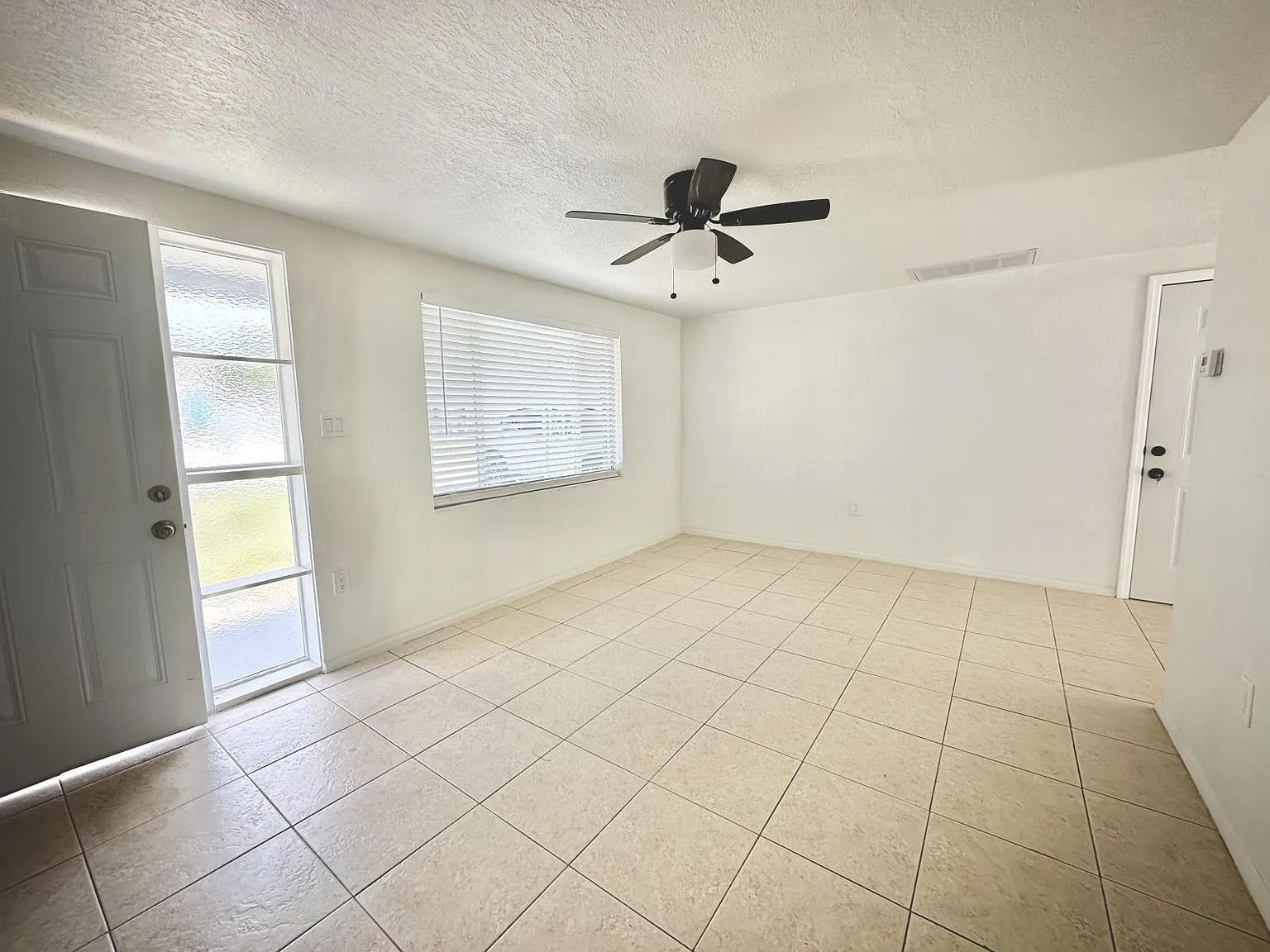 3 bed, 2.0 bath, 1100 sqft, $1,600 — Photo 2