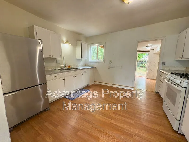 3 bed, 1.0 bath, 1237 sqft, $1,800 — Photo 4