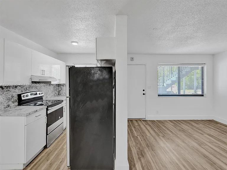 114 SE 8th St #203 — Photo 13