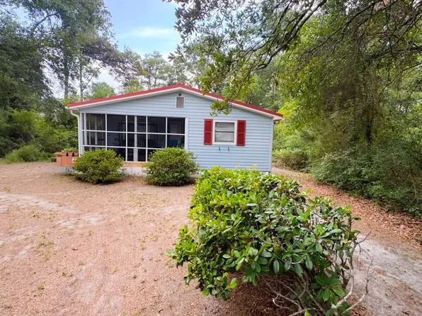 818 W 11th St, Oak Island, NC 28461