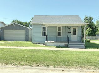 42 E Oak St, Canton, IL 61520
