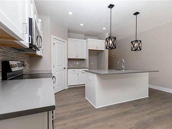 5th image of 1572 SE Blackthorne Dr