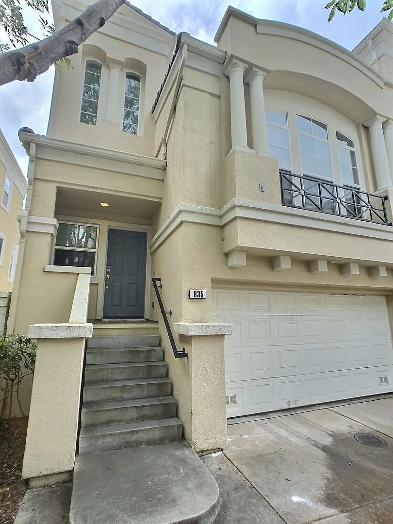 Bautifully Bright 4 Bedroom Townhouse at Parc Metro — Photo 2
