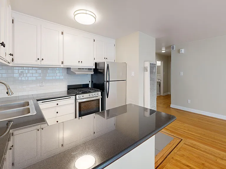 600 Oak Street — Photo 16