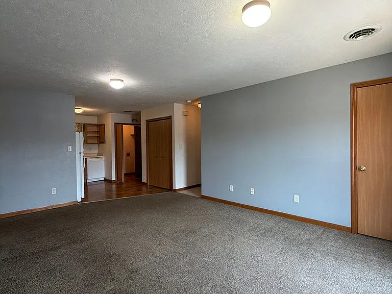 269 Woodridge Ct — Photo 4