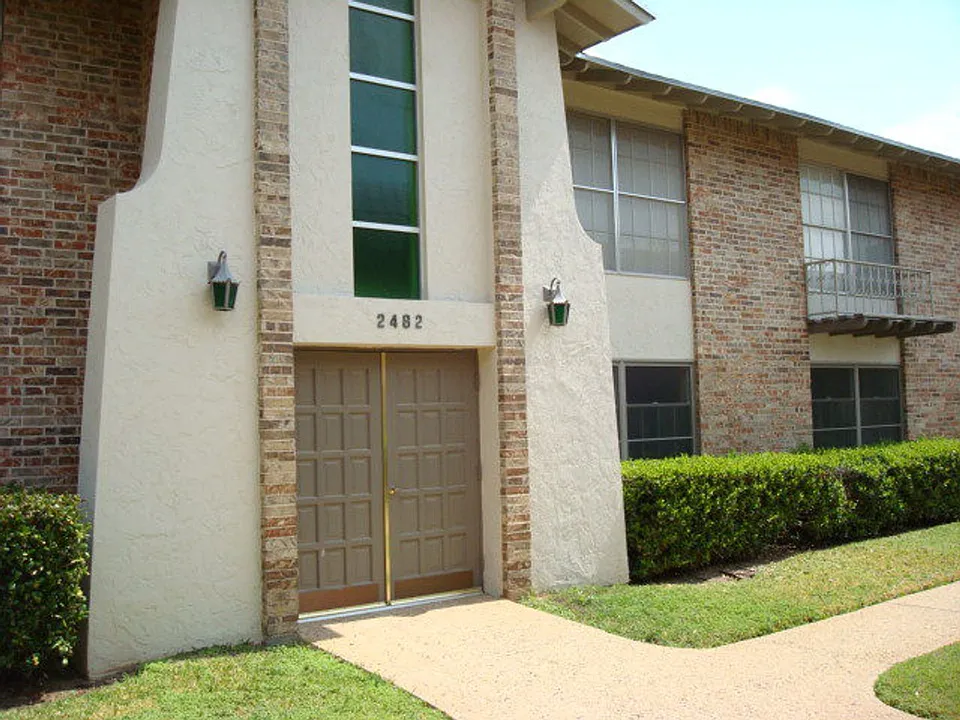 2482 University Ave #C