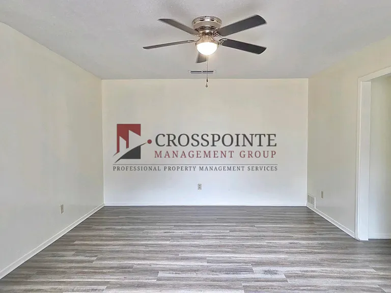 115 Queens Ct — Photo 4