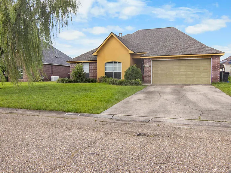 40450 Hawthorne Dr — Photo 1