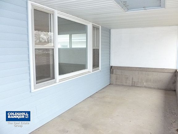 Guests enter thru enc porch