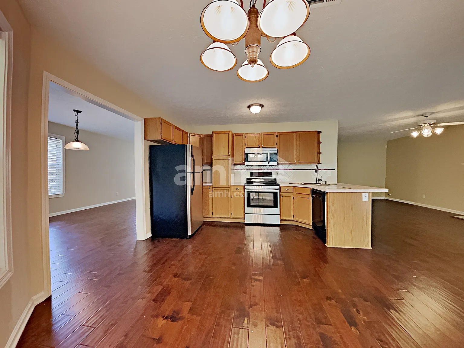 4 bed, 2.5 bath, 1833 sqft, $2,290 — Photo 4