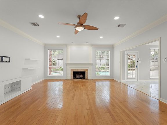 4th image of 14 Sterling Ct