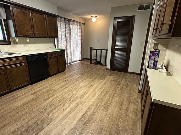 5th image of 313 N Willow Dr