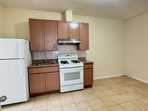 3rd image of 1849 W 5th St #2R