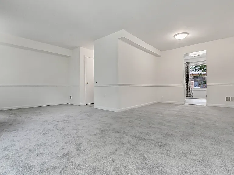 1613 Kenwood Ave — Photo 3
