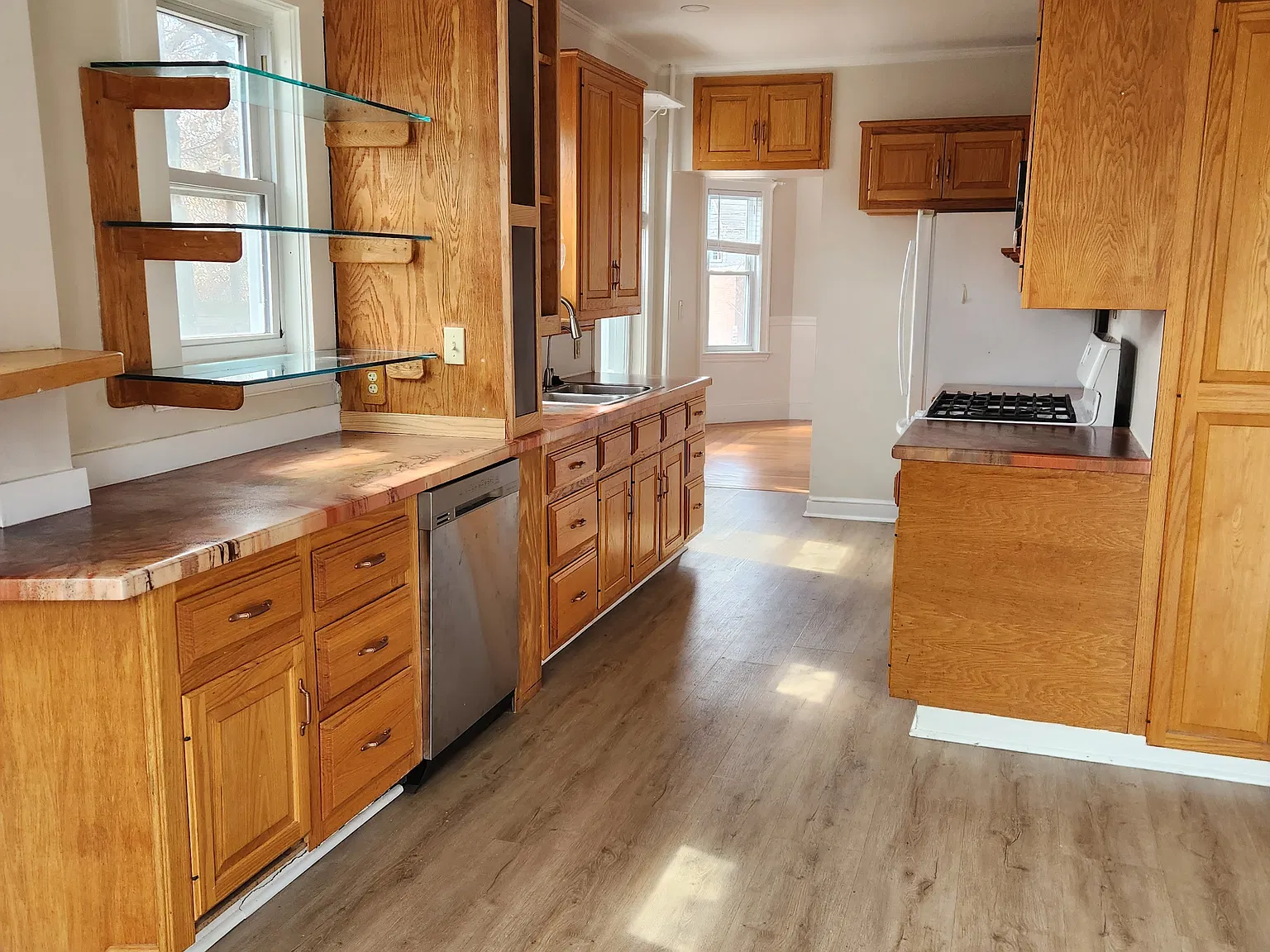 3 bed, 1.5 bath, 1800 sqft, $4,400 — Photo 2